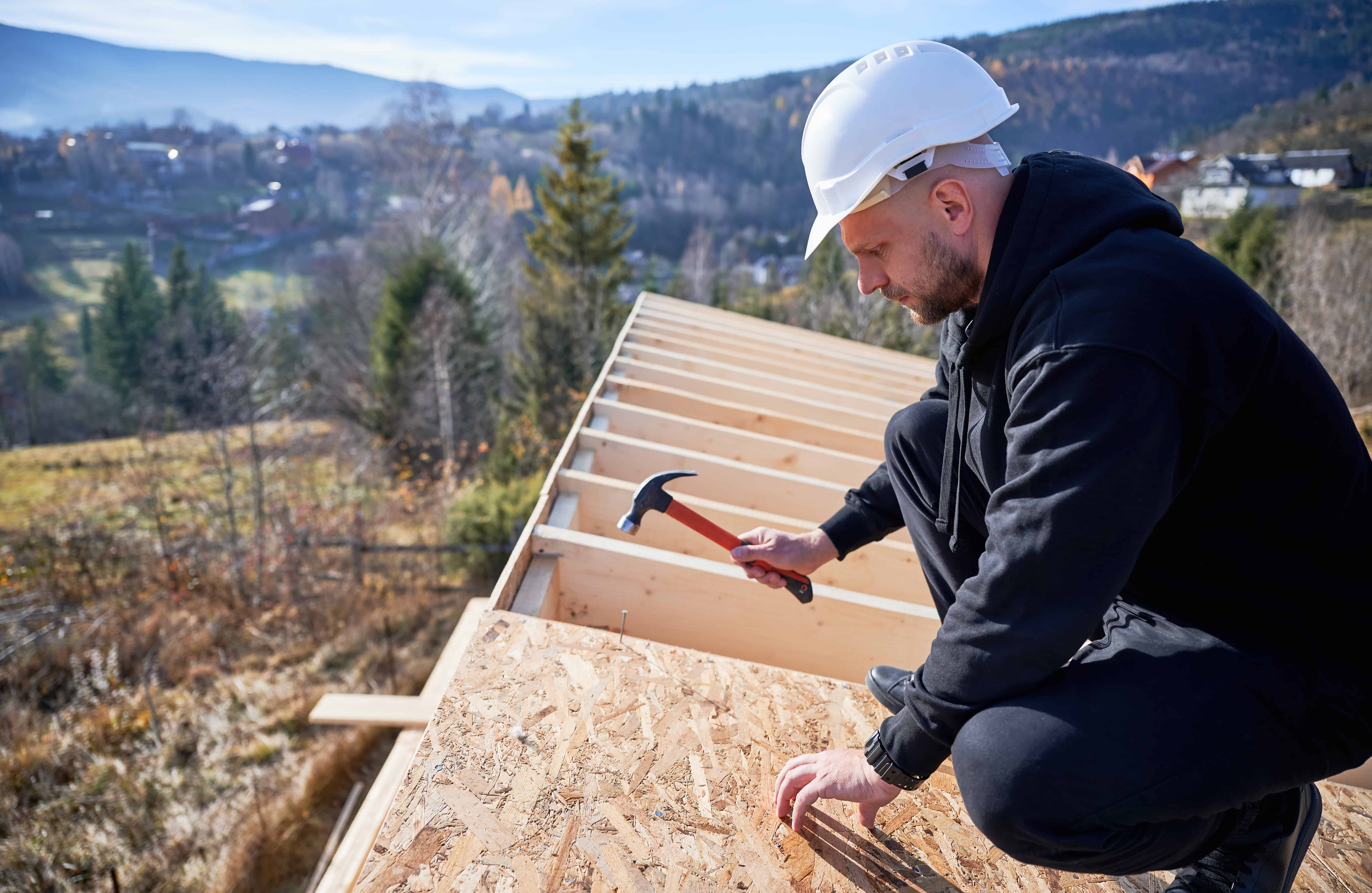 Ouvrier construit un toit dans la nature.