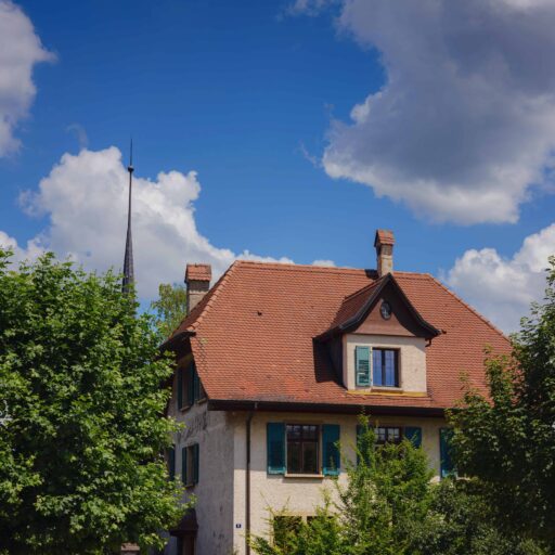 Maison traditionnelle avec ciel nuageux